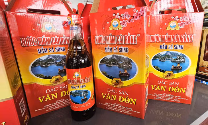 Công ty CP Nước mắm Cái Rồng giới thiệu dòng sản phẩm mới nước mắm sá sùng nguyên con 36 độ đạm tới Hội chợ OCOP Quảng Ninh - Thu Đông 2025.