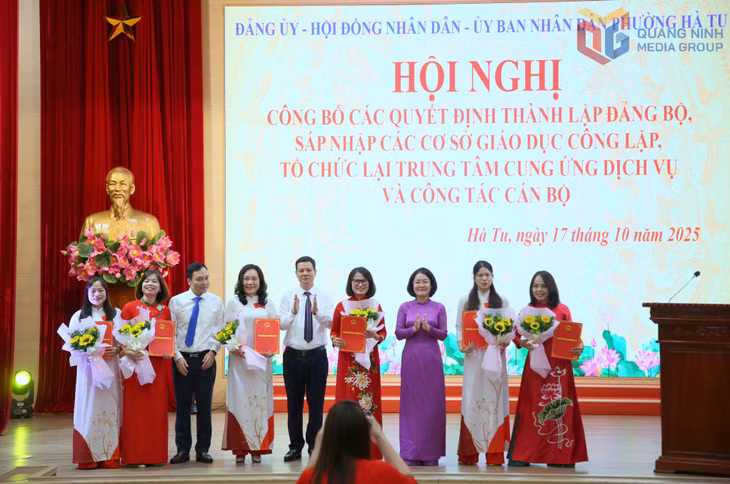 Các đồng chí lãnh đạo phường Hà Tu trao Quyết định sáp nhập Trường Mầm non Hà Phong và Trường Mầm non Hà Tu thành Trường Mầm non Hà Tu.