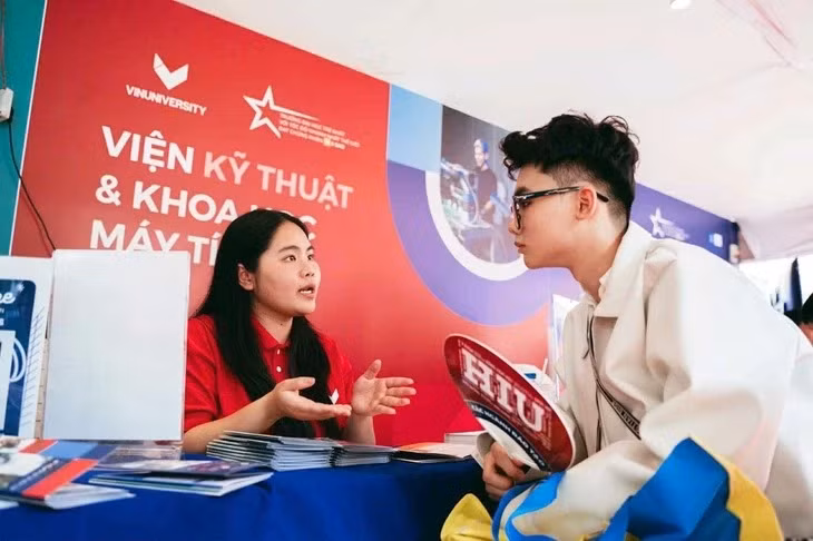 Học sinh tìm hiểu thông tin tại Ngày hội lựa chọn nguyện vọng xét tuyển đại học do báo Tuổi Trẻ tổ chức - Ảnh: THANH HIỆP
