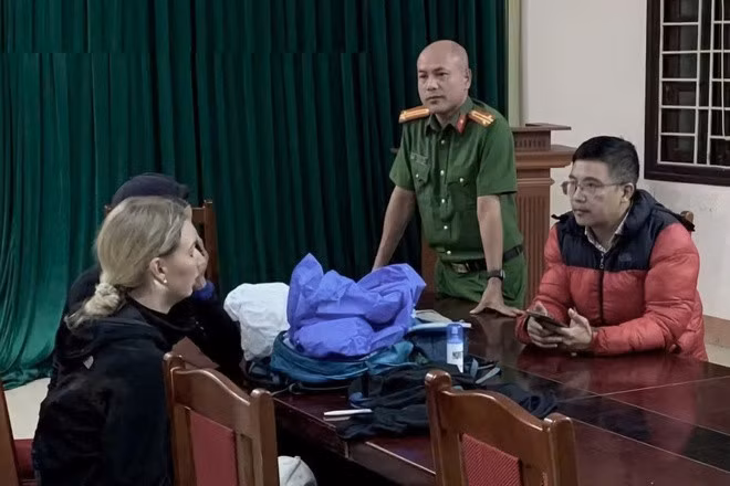 Lực lượng chức năng tuyên truyền cho du khách.