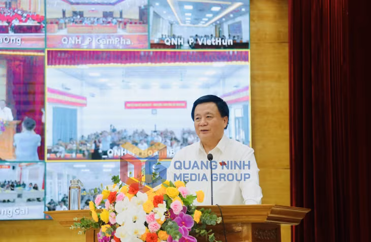ĐBQH Nguyễn Xuân Thắng, Ủy viên Bộ Chính trị, Giám đốc Học viện Chính trị Quốc gia Hồ Chí Minh, Chủ tịch Hội đồng Lý luận Trung ương thông tin đến các cử tri về dự kiến nội dung, chương trình Kỳ họp thứ 10 (10-2025). Ảnh: Thu Chung