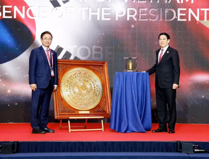 Chủ tịch nước Lương Cường và Thống đốc Lee Cheol-woo đã trao đổi quà lưu niệm là phiên bản trống đồng Đông Sơn của Việt Nam và phiên bản chuông cổ thời đại Silla của Hàn Quốc. (Ảnh: XUÂN KỲ)