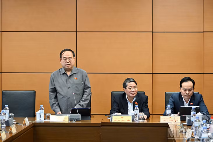 Đại biểu Quốc hội Quản Minh Cường (Cao Bằng) điều hành nội dung phiên thảo luận Tổ 16. (Ảnh: THỦY NGUYÊN)