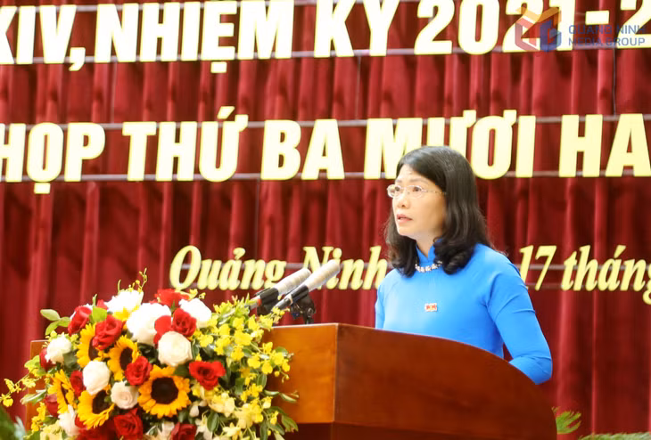 Đồng chí Đỗ Thị Ninh Hường, Trưởng Ban Kinh tế - Ngân sách HĐND tỉnh trình bày báo cáo thẩm tra các tờ trình, dự thảo Nghị quyết tại kỳ họp.