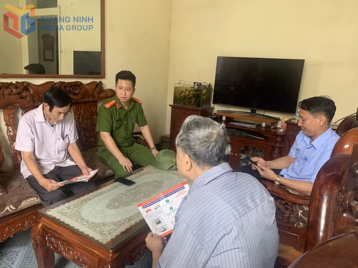 Chính quyền xã Quảng Hà tổ chức tuyên truyền, nhắc nhở người dân chấp hành các quy định an toàn của Luật Trật tự, ATGT đường bộ.