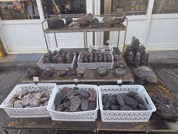 Những đồ lưu niệm được chế tác từ đá núi lửa - 
