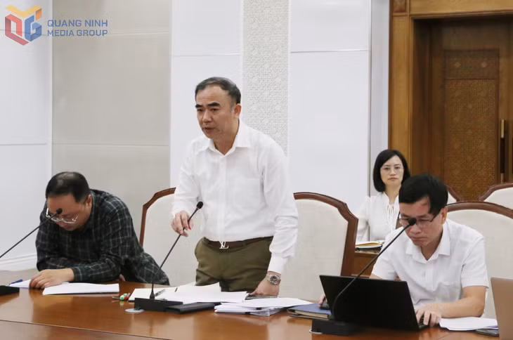 Đại diện Sở Xây dựng báo cáo tại cuộc họp.