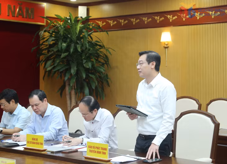 Đồng chí Nguyễn Thế Lãm, Giám đốc, Tổng Biên tập Báo và Phát thanh, Truyền hình tỉnh phát biểu tại cuộc họp.