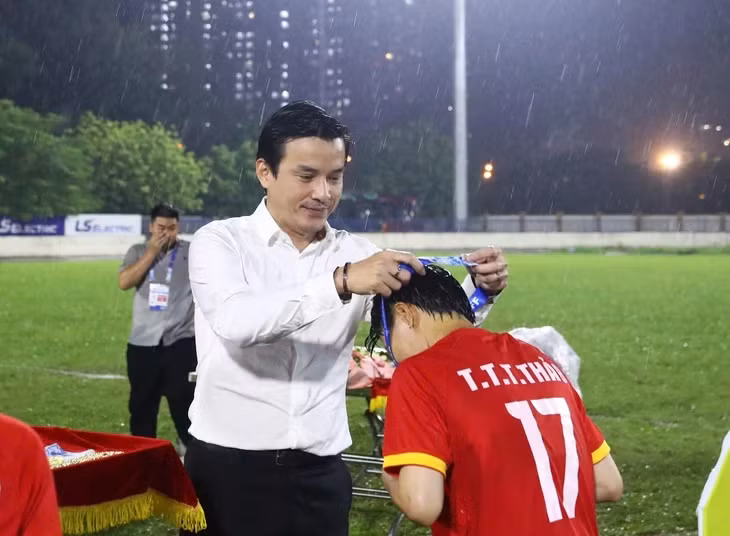 Ông Nguyễn Nam Nhân - Phó giám đốc Sở Văn hóa và Thể thao TP.HCM - trao thưởng cho các cô gái vô địch của bóng đá nữ TP.HCM - Ảnh: VFF