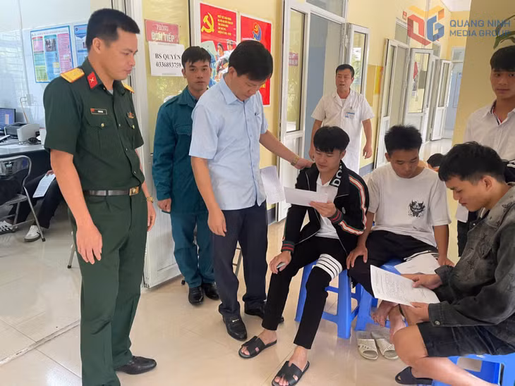 Lãnh đạo xã Hải Sơn thăm hỏi, động viên các thanh niên tham gia khám sức khoẻ Nghĩa vụ quân sự năm 2026