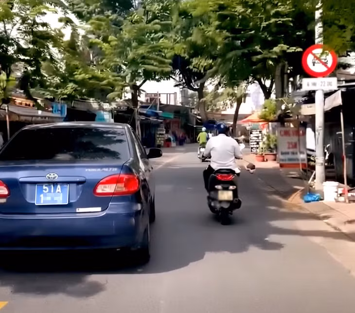 Xe ô tô biển xanh đi vào đường cấm ở TP.HCM - Ảnh: Công an cung cấp