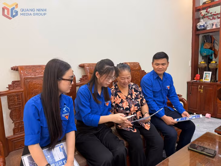 Lực lượng đoàn viên, thanh niên xã Ba Chẽ hướng dẫn người dân sử dụng các nền tảng, dịch vụ số.