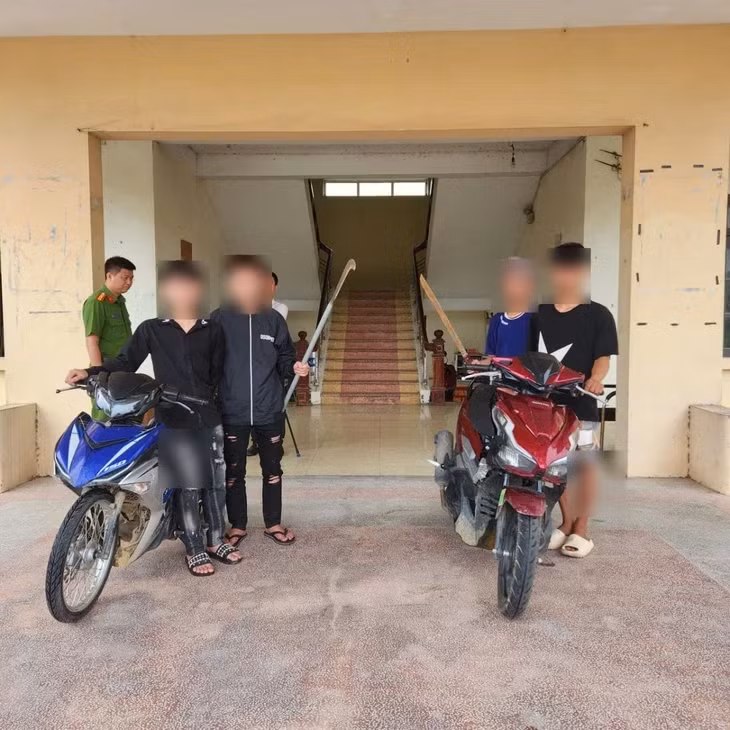 Nhóm 4 thanh niên sử dụng dao, kiếm tự chế đuổi đánh người đi đường ở Bắc Ninh - Ảnh: Công an xã Văn Môn