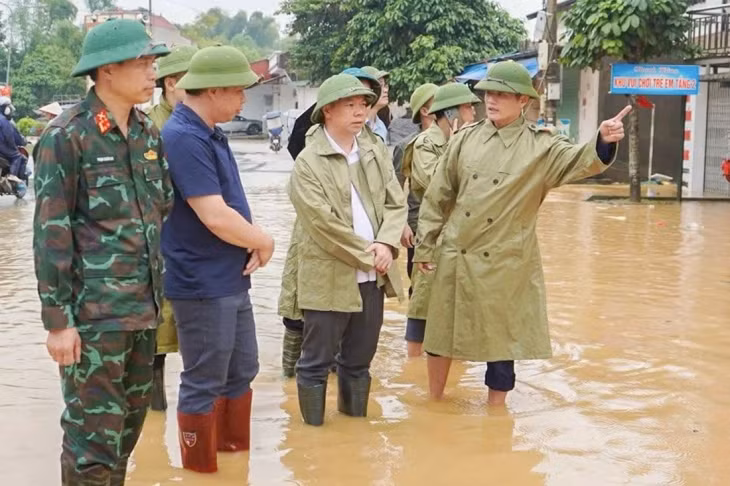 Phó chủ tịch UBND tỉnh Lạng Sơn Đoàn Thanh Sơn (hàng trên, thứ hai từ phải sang) chỉ đạo khắc phục hậu quả do mưa lũ trong ngày 7-10. Sau đó, ông đã đến hiện trường chỉ đạo xử lý sự cố vỡ đập thủy điện Bắc Khê 1 - Ảnh: BÍCH DIỆP