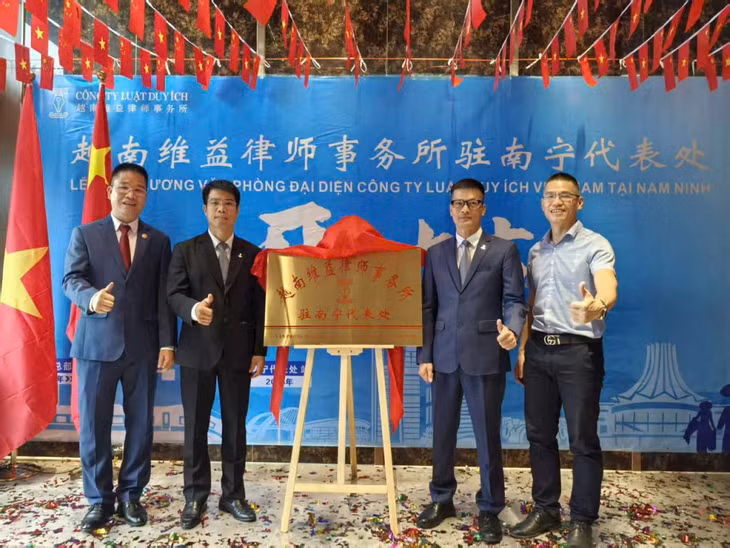 Buổi khai chương Văn phòng đại diện của Công ty Luật Duy Ích (Quảng Ninh, Việt Nam) tại thành phố Nam Ninh, Khu tự trị dân tộc Choang Quảng Tây, Trung Quốc.