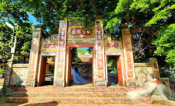 Di tích cấp quốc gia Miếu Tổ nghề yến được xây dựng vào năm 1848 để thờ Tổ nghề khai thác yến sào và các vị thần bảo hộ nghề. Hàng năm, vào ngày 10.3 Âm lịch, lễ tế Tổ nghề khai thác yến sào được tổ chức trang trọng tại ngôi miếu này