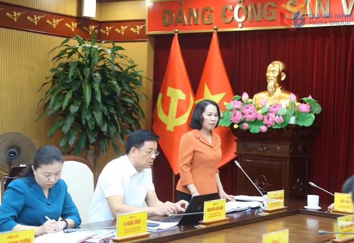 Đồng chí Trịnh Thị Minh Thanh, Phó Bí thư Thường trực Tỉnh ủy, Trưởng Đoàn ĐBQH tỉnh, phát biểu tại cuộc họp.