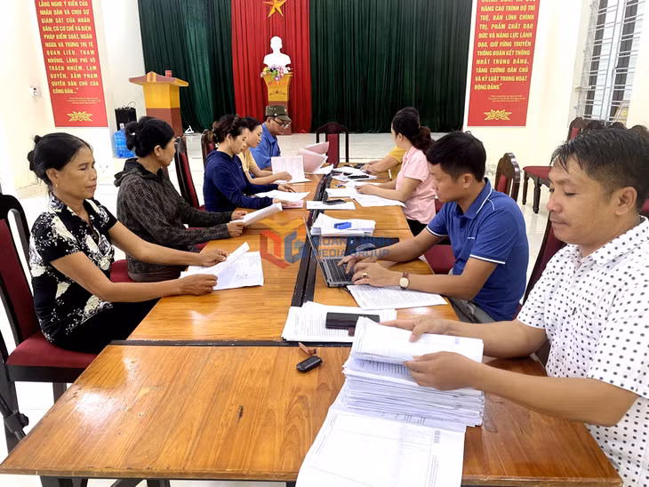 Thôn Sông Khoai 8 (phường Hiệp Hòa) tổ chức thu nhận giấy tờ đất và căn cước công dân tại nhà văn hóa thôn.