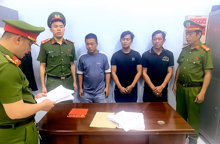3 người bị tạm giữ trong vụ chặn đầu xe khách, ẩu đả tại trạm thu phí - Ảnh: Công an cung cấp