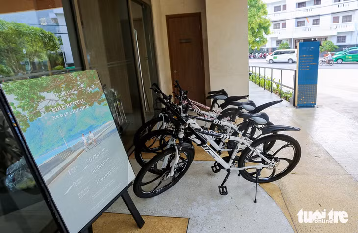 Nhiều khách sạn trang bị sẵn xe đạp, xe điện cho du khách tự do khám phá các tuyến đường ven biển sạch đẹp