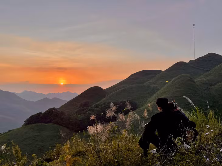 Đến với Lục Hồn vào buổi chiều, du khách còn có thể hòa mình vào khung cảnh lãng mạn dưới ánh nắng hoàng hôn trên đồi cỏ lau.