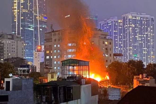 Cháy dữ dội tại tầng 4 dãy nhà tập thể ở đường Đê La Thành (phường Láng, Hà Nội), tối 10.10. Ảnh: S.Lam