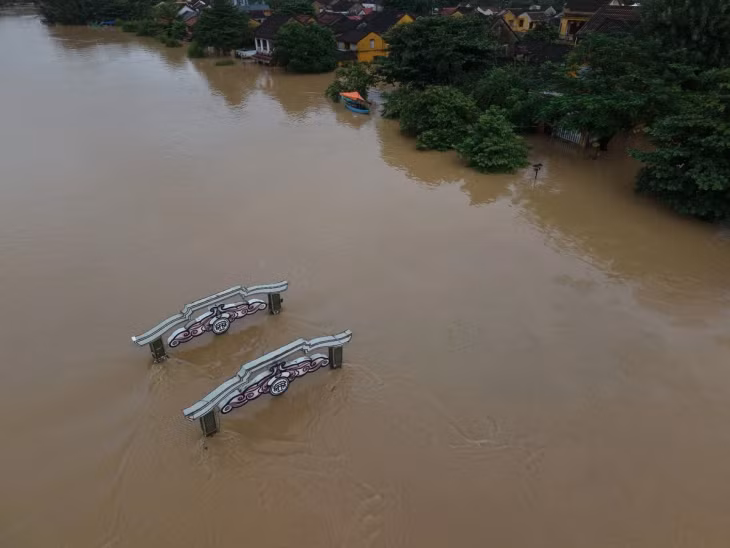 Người dân khó có thể xác định vị trí cây cầu nối hai bờ sông Hoài ở Hội An nếu không có bộ khung trên thành cầu. Ảnh: Lê Quang Nhựt.