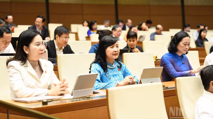 Các đại biểu Quốc hội dự phiên thảo luận ở hội trường ngày 29/10. (Ảnh: DUY LINH)