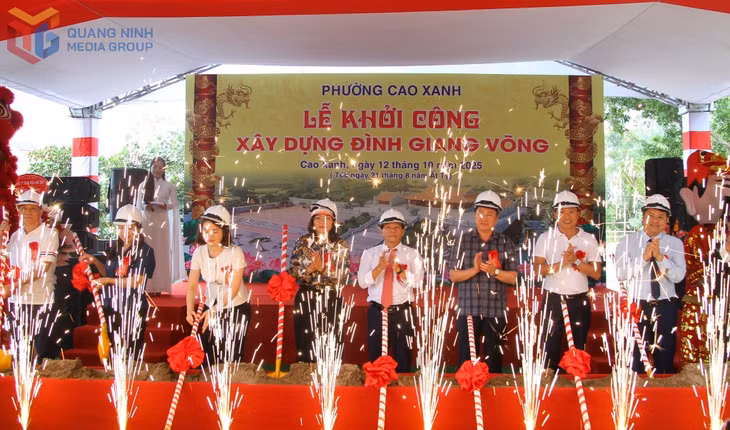 Đại biểu thực hiện nghi thức khởi công xây dựng đình Giang Võng.