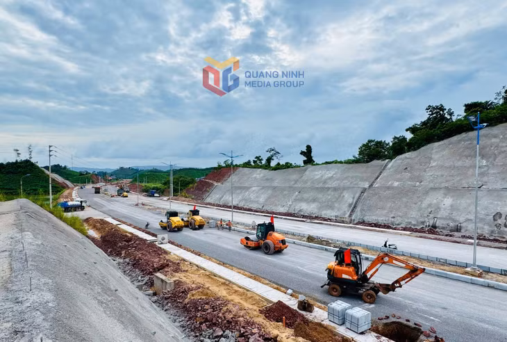 Đơn vị nhà thầu thi công tuyến đường kết nối cầu 3 Vân Đồn đến khu tái định cư Đoàn Kết (đặc khu Vân Đồn). Ảnh: Mạnh Trường
