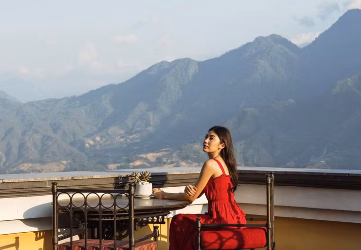 Khách du lịch trải nghiệm nghỉ dưỡng núi ở một khách sạn tại Sa Pa, Lào Cai. Ảnh: Hotel de la Coupole - MGallery