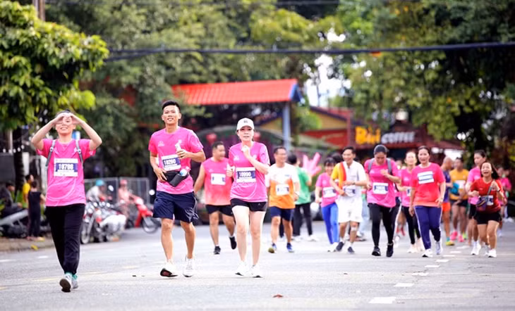 Hình ảnh vận động viên tham gia Giải Marathon Đất Sen hồng năm 2024 ở Đồng Tháp. Ảnh: Phúc Lộc.