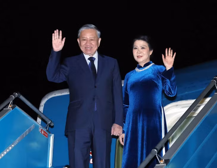 Tổng Bí thư Tô Lâm và Phu nhân rời Hà Nội, lên đường thăm chính thức Liên hiệp Vương quốc Anh và Bắc Ireland. Ảnh: Thống Nhất – TTXVN