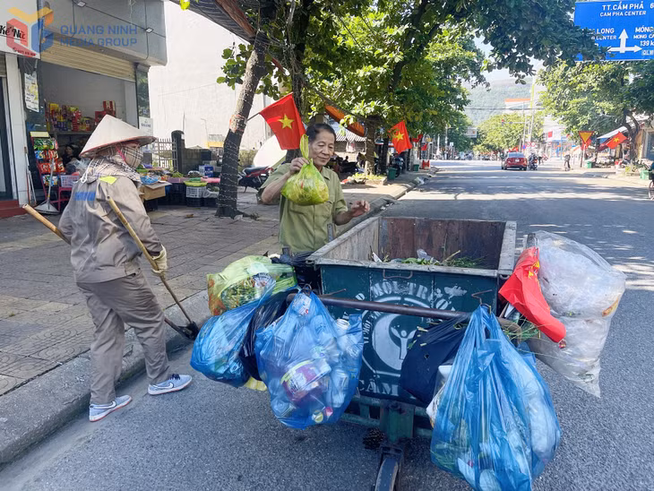 Công tác thu gom rác thải sinh hoạt tại phường Cẩm Phả.