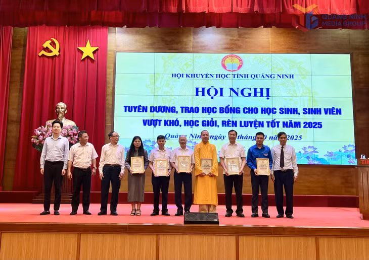 Lãnh đạo Hội Khuyến học tỉnh trao giấy khen cho đại diện các đơn vị, doanh nghiệp, nhà hảo tâm.