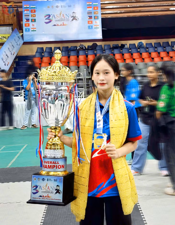 Anh Thư xuất sắc giành HCV, góp công vào thành tích giành cúp Nhất toàn đoàn của đoàn Việt Nam tại Giải Vô địch Pencak Silat trẻ châu Á cuối tháng 9/2025.