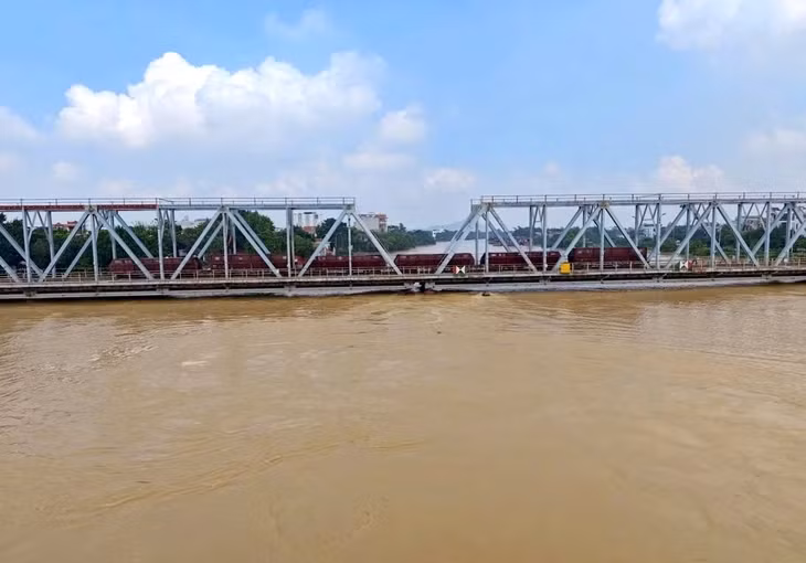 Chiều 10-10, đoàn tàu nặng 300 tấn vẫn "trấn" trên cầu đường sắt Bắc Giang khi nước lũ trên sông Thương cách đáy dầm cầu chỉ 65cm - Ảnh: VNR