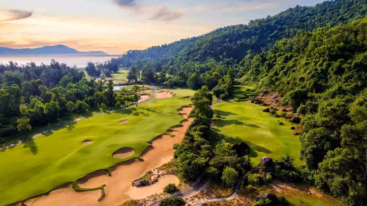 Sân golf Laguna Lăng Cô, Huế tọa lạc ngay trung tâm khu nghỉ dưỡng phức hợp Laguna Lăng Cô. Với sân 18 lỗ, 71 gậy do kiến trúc sư Nick Faldo thiết kế, sân mang đến những trải nghiệm thể thao hấp dẫn tới cả tuyển thủ nhà nghề lẫn người chơi nghiệp dư.