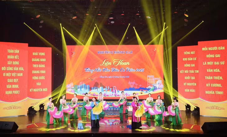 Một tiết mục tại Liên hoan tiếng hát khu dân cư phường Hồng Gai.