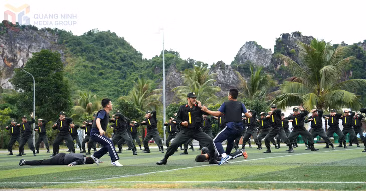 Cán bộ chiến sĩ lực lượng cảnh sát cơ động (Công an tỉnh) đồng diễn và phân thế bài võ Mai Hoa Quyền.