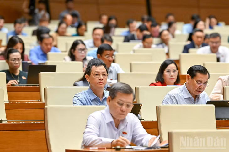 Các đại biểu dự phiên họp sáng 22/10. (Ảnh: THỦY NGUYÊN)