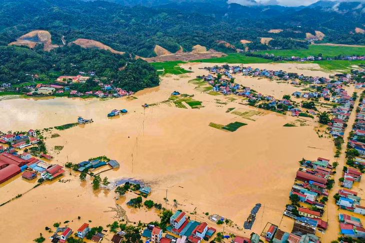Ban Chỉ huy phòng thủ dân sự các xã, phường ở Lạng Sơn đang huy động các lực lượng hỗ trợ người dân bị ảnh hưởng bởi mưa lũ, cắm biển cảnh báo ở khu vực nguy hiểm, di dời người dân đến nơi an toàn - Ảnh: NÔNG QUỐC TRỌNG