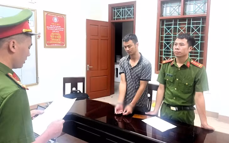 Cơ quan cảnh sát điều tra Công an tỉnh Nghệ An thông qua quyết định tạm giữ hình sự đối với Nguyễn Văn Hòa - Ảnh: Công an cung cấp