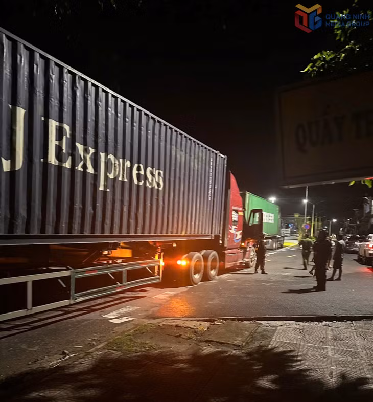 Ngày 29/9, nắm chắc tình hình, Phòng Cảnh sát kinh tế (Công an tỉnh) đã bắt giữ 28 xe container chở hàng nhập lậu tại khu vực cửa khẩu Bắc Luân II.