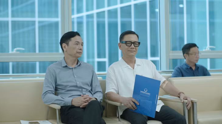 NSƯT Phạm Cường trong một cảnh quay cùng NSND Trung Anh phim “Lằn ranh“. Ảnh: Đoàn phim cung cấp