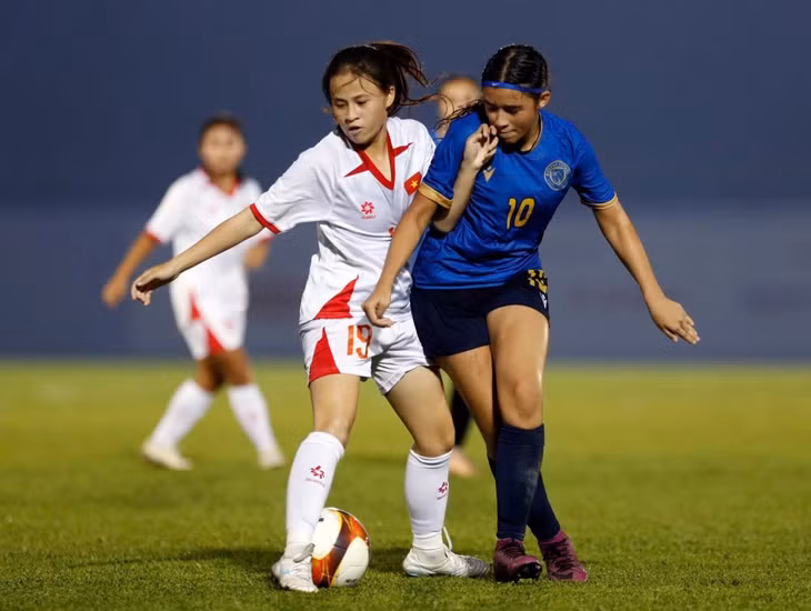U17 nữ Việt Nam tạo ra thế trận áp đảo trước U17 nữ Guam. Ảnh: VFF