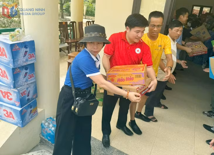 Chủ tịch Hội Chữ thập đỏ tỉnh Quảng Ninh Lý Văn Thành tham gia cùng các đoàn thiện nguyện vận chuyển nhu yếu phẩm ủng hộ bà con vùng lũ tại tỉnh Thái Nguyên.