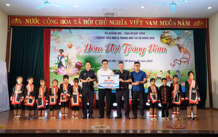 Chi Đoàn Hải quan cửa khẩu Hoành Mô tặng quà cho các em học sinh