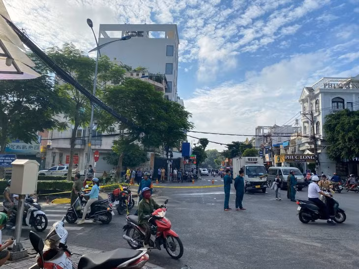 Công an phong tỏa hiện trường vụ tai nạn khiến cô gái tử vong giữa ngã tư TPHCM. Ảnh: Tuấn Kiệt