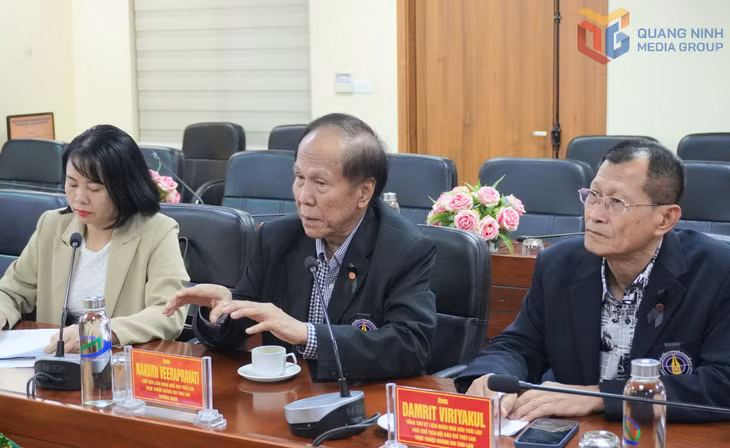 Ông Nakorn Veerapravati (giữa), Chủ tịch Liên đoàn Nhà báo Thái Lan, phát biểu tại buổi làm việc.